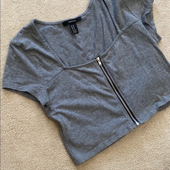 Half sleeve zipper crop top - Picture 3 of 3